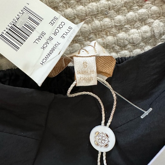 WAYF, The Edit by Emma Rose, black shirt with puff sleeves - Picture 3 of 10